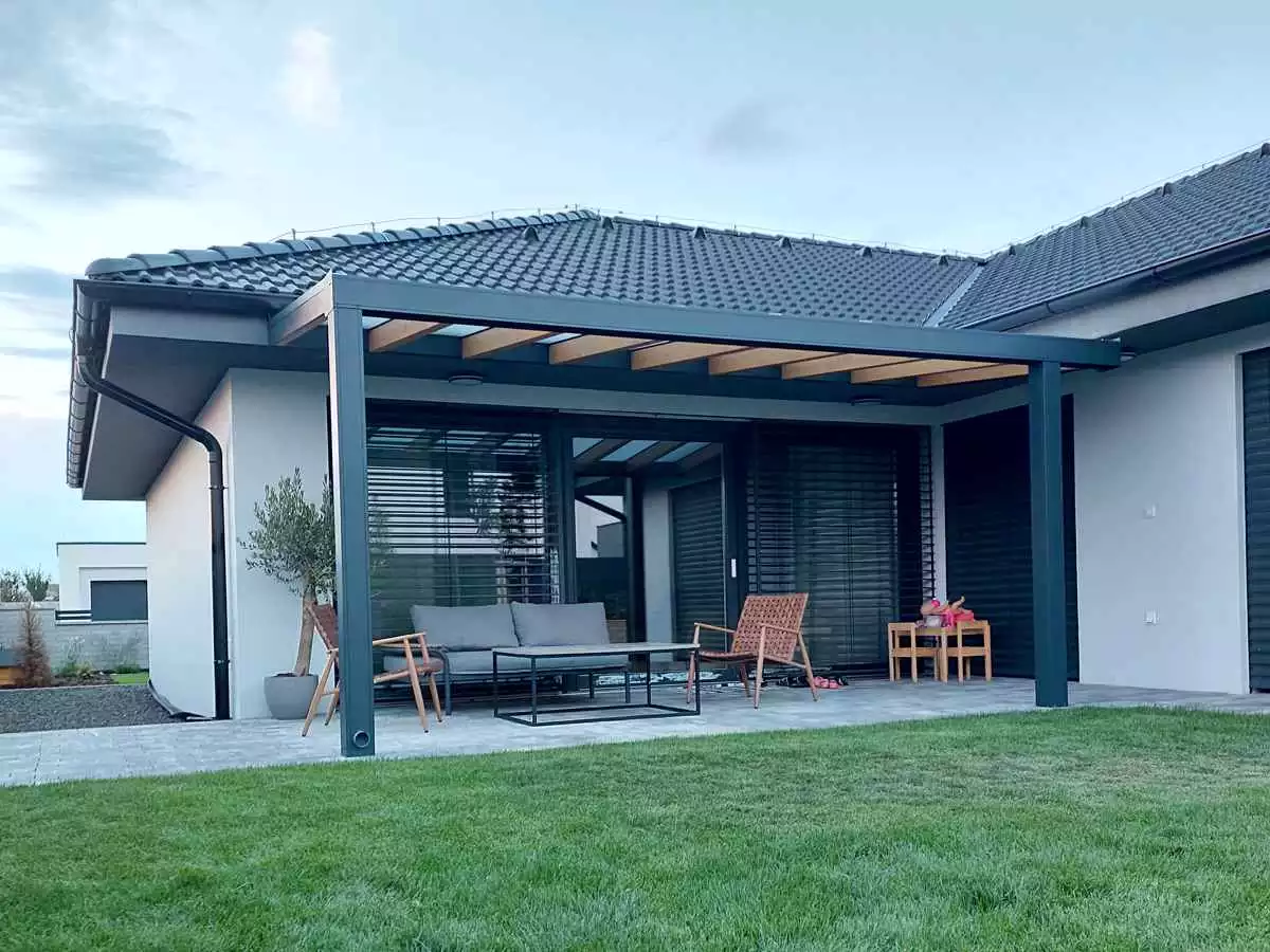 Pergola s polykarbonátovou strechou na mieru za dobrú cenu